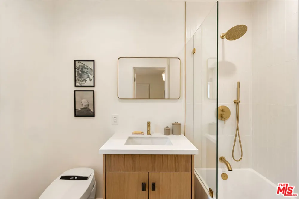 3141 E La Suvida Drive Los Angeles, CA 90068