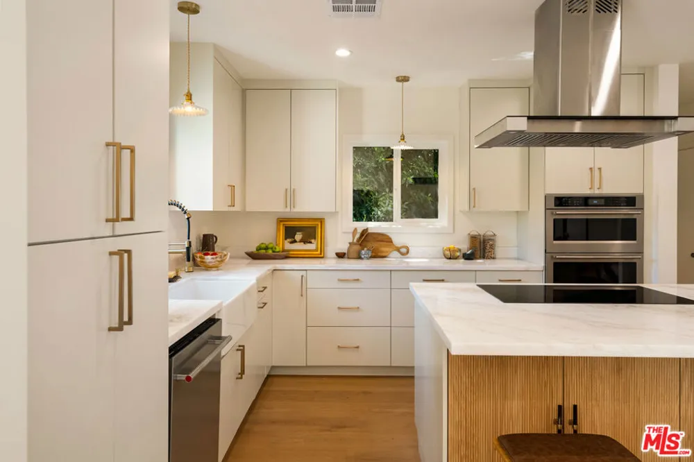 3141 E La Suvida Drive Los Angeles, CA 90068
