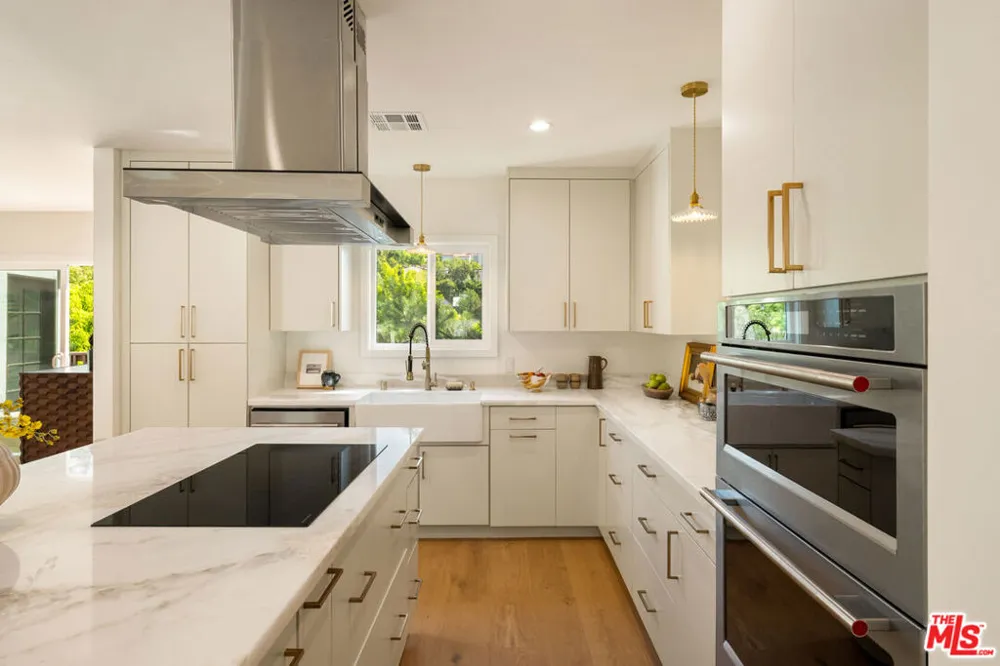 3141 E La Suvida Drive Los Angeles, CA 90068