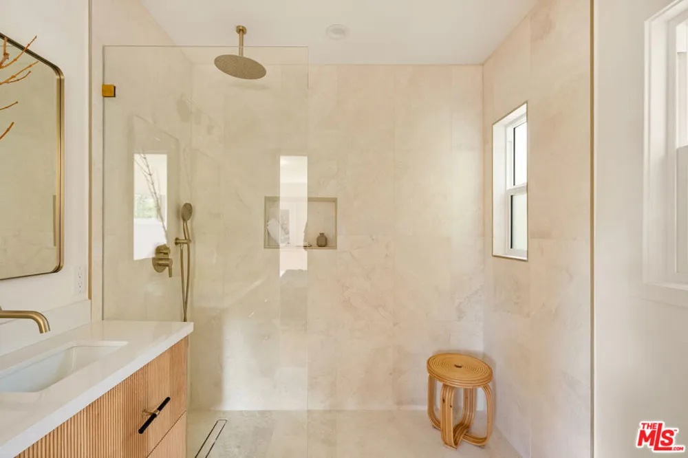 3141 E La Suvida Drive Los Angeles, CA 90068