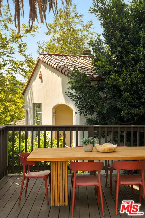 3141 E La Suvida Drive Los Angeles, CA 90068