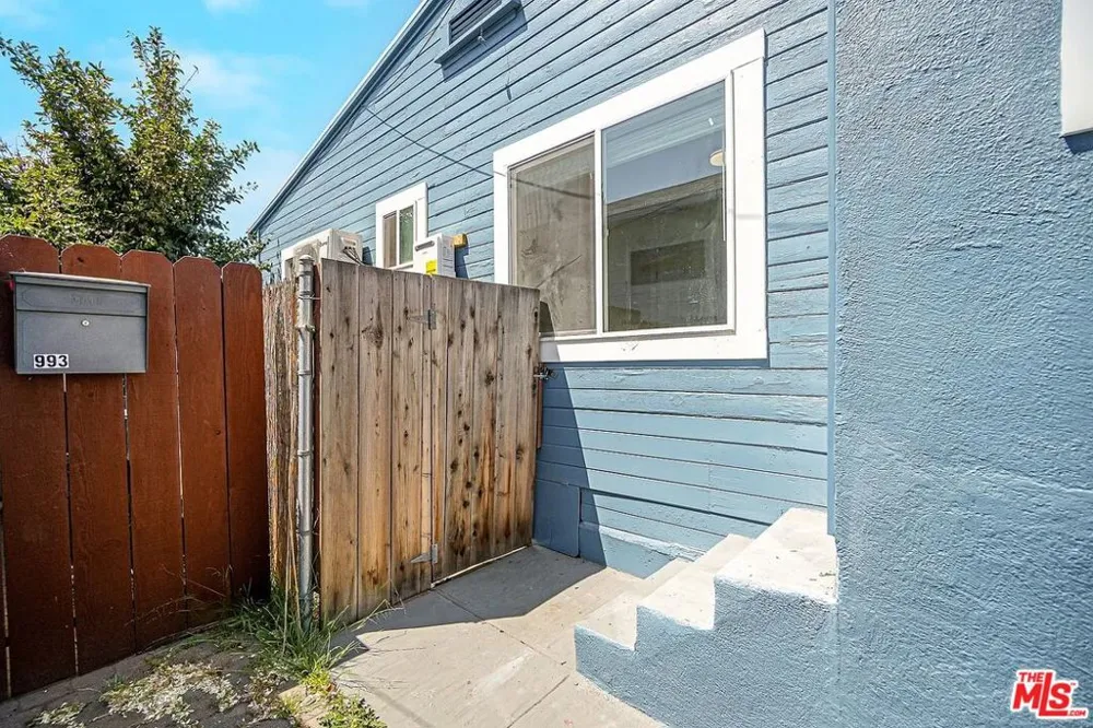 5726 Los Angeles Street Oakland, CA 94608