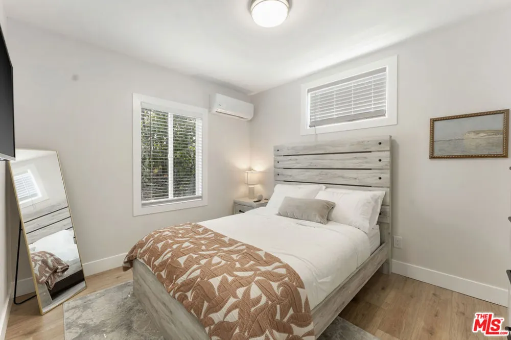 5726 Los Angeles Street Oakland, CA 94608