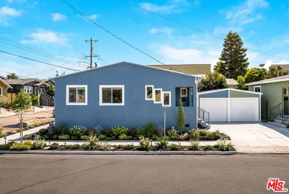 5726 Los Angeles Street Oakland, CA 94608