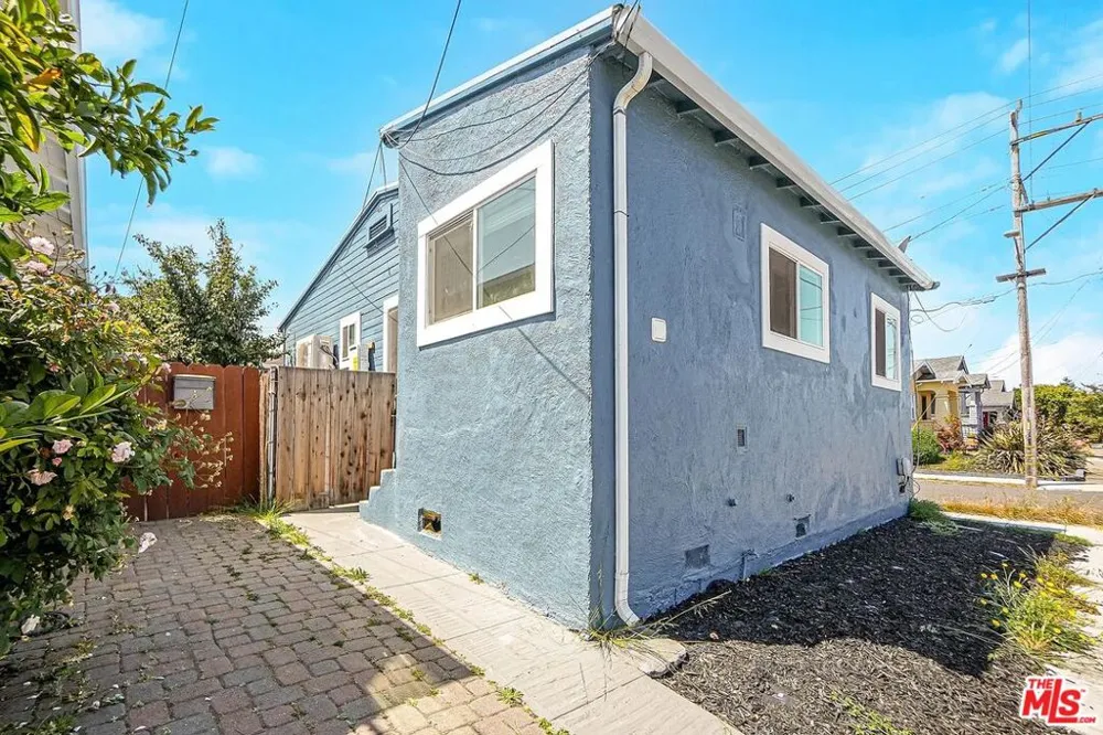 5726 Los Angeles Street Oakland, CA 94608