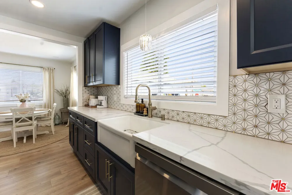 5726 Los Angeles Street Oakland, CA 94608