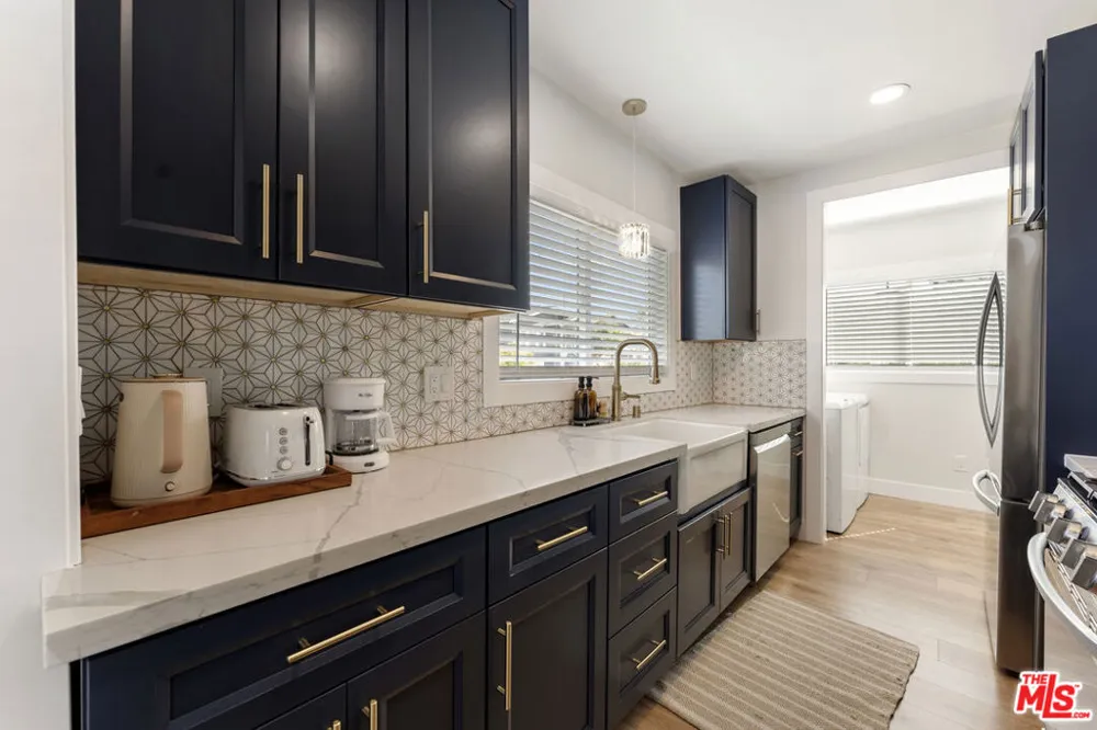 5726 Los Angeles Street Oakland, CA 94608