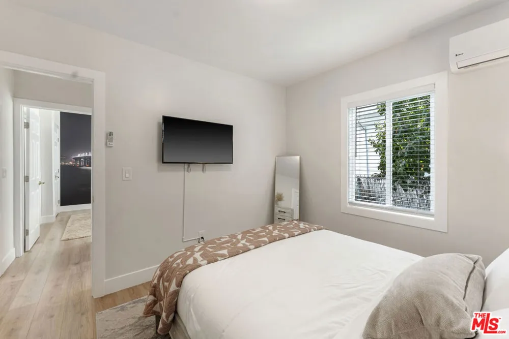 5726 Los Angeles Street Oakland, CA 94608