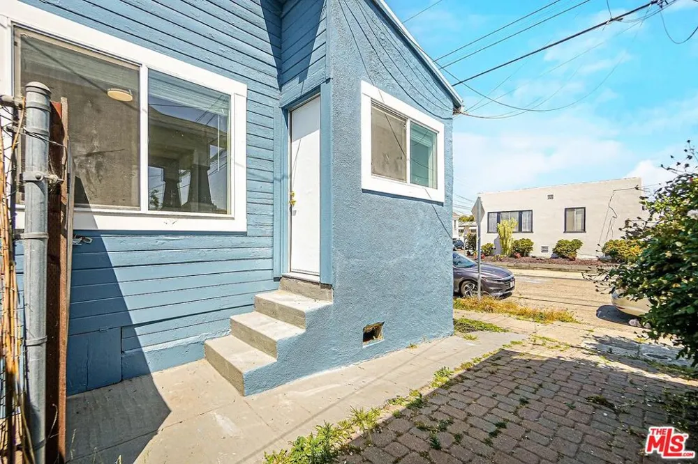 5726 Los Angeles Street Oakland, CA 94608