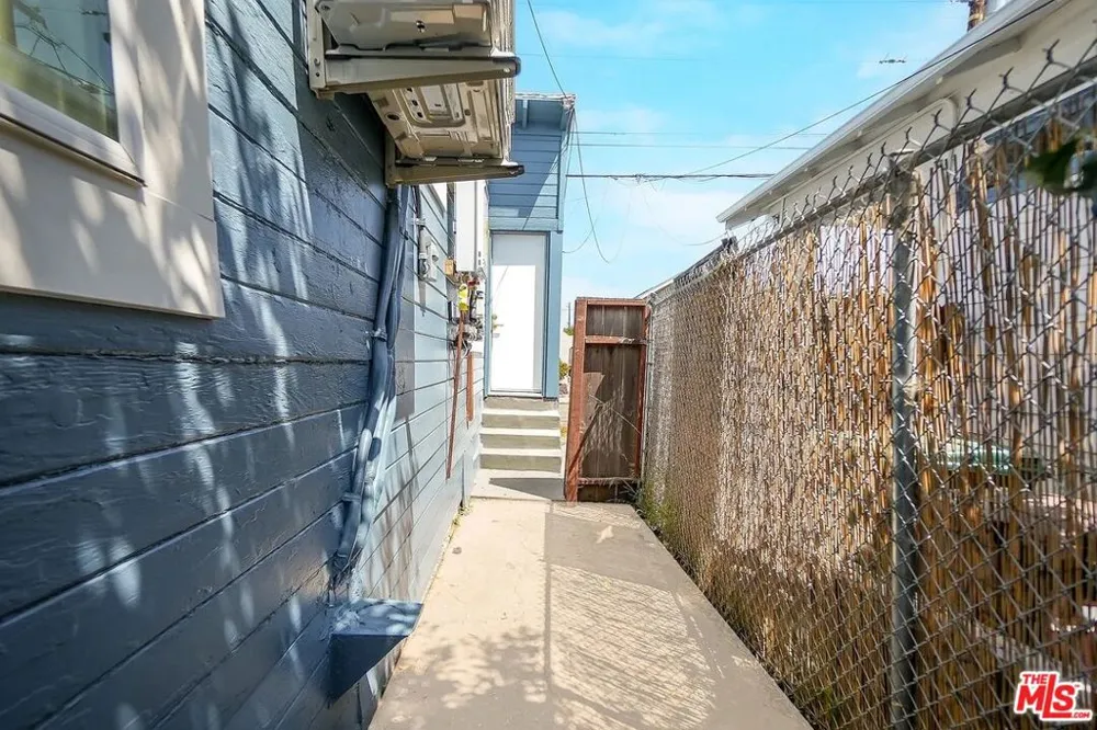 5726 Los Angeles Street Oakland, CA 94608