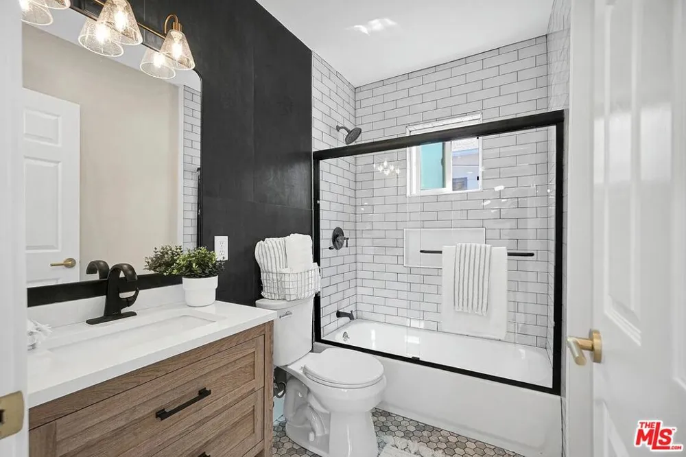 5726 Los Angeles Street Oakland, CA 94608