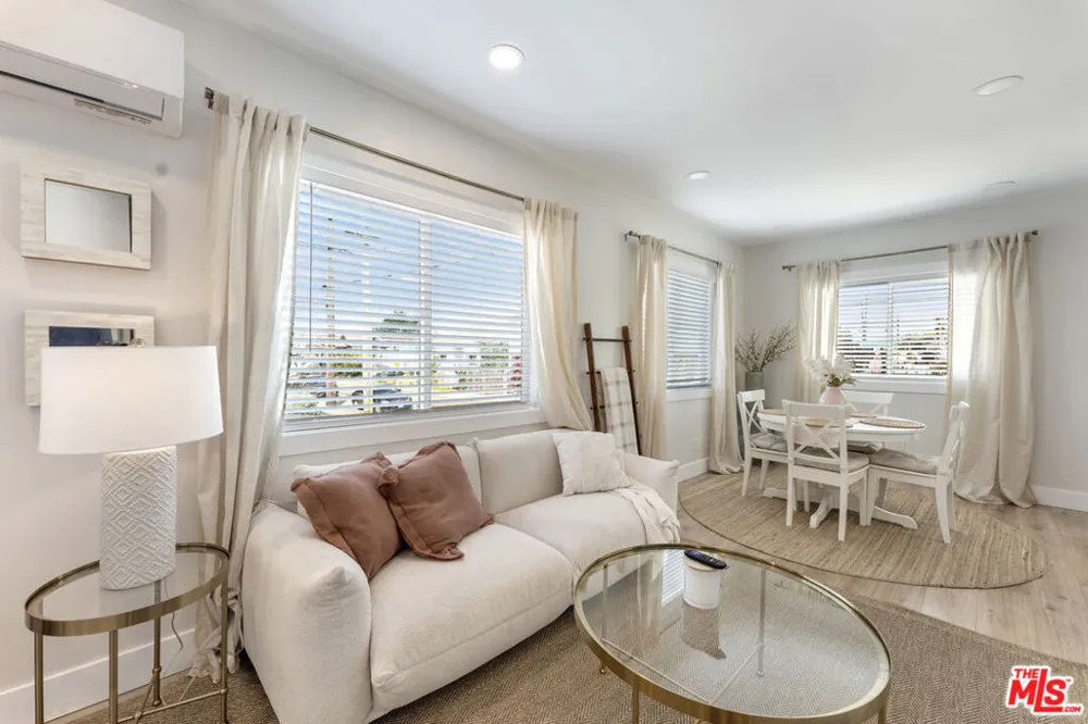 5726 Los Angeles Street Oakland, CA 94608