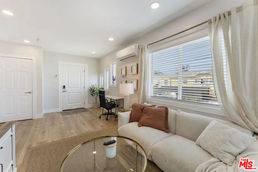 5726 Los Angeles Street Oakland, CA 94608