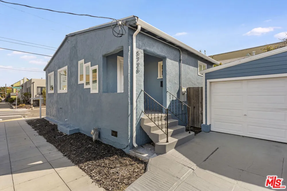 5726 Los Angeles Street Oakland, CA 94608