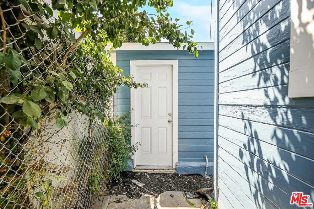 5726 Los Angeles Street Oakland, CA 94608