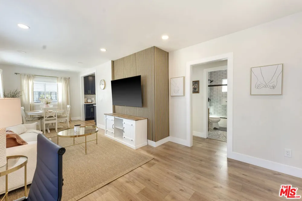 5726 Los Angeles Street Oakland, CA 94608