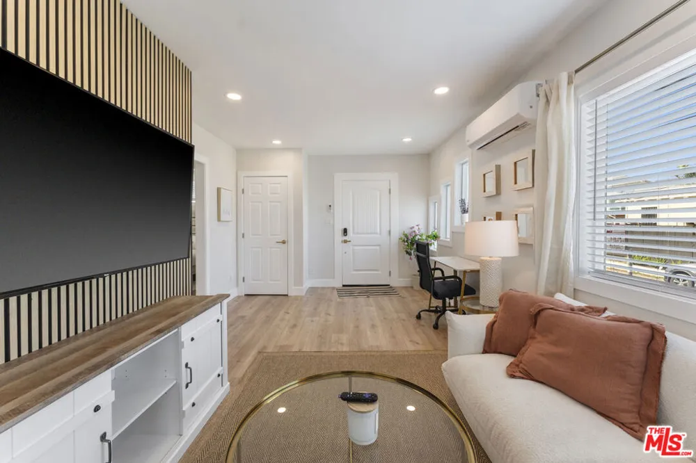 5726 Los Angeles Street Oakland, CA 94608