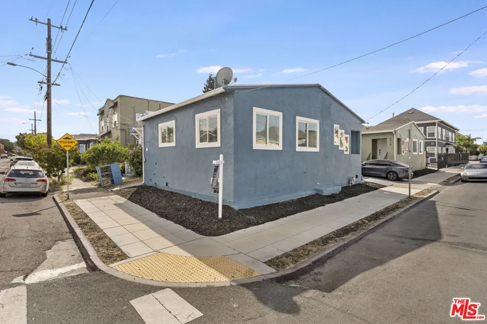 5726 Los Angeles Street Oakland, CA 94608