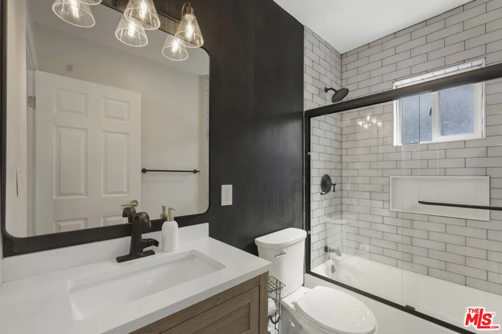 5726 Los Angeles Street Oakland, CA 94608
