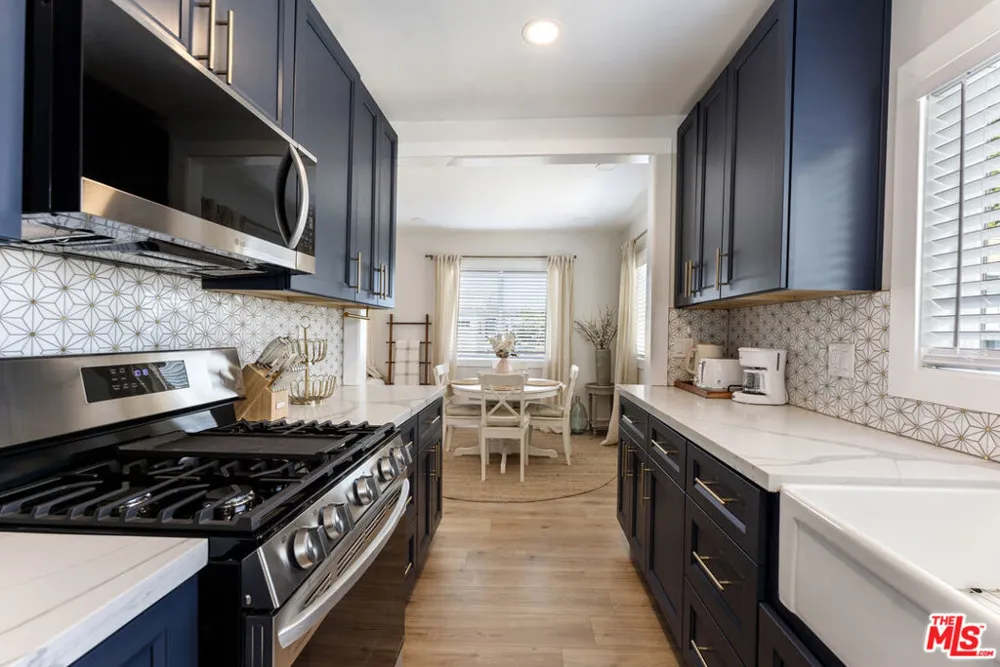 5726 Los Angeles Street Oakland, CA 94608