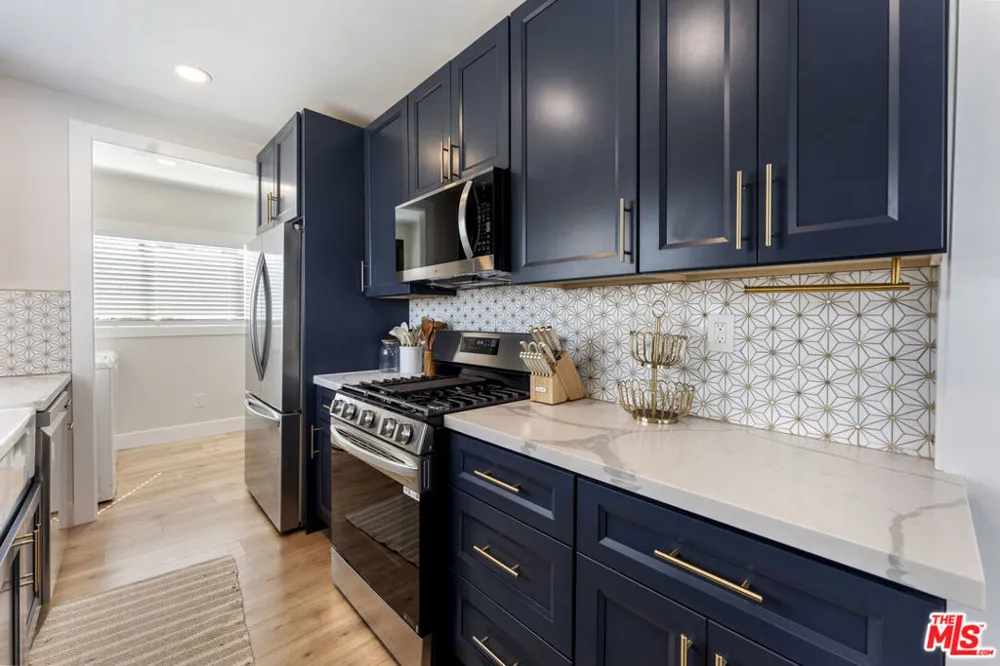 5726 Los Angeles Street Oakland, CA 94608