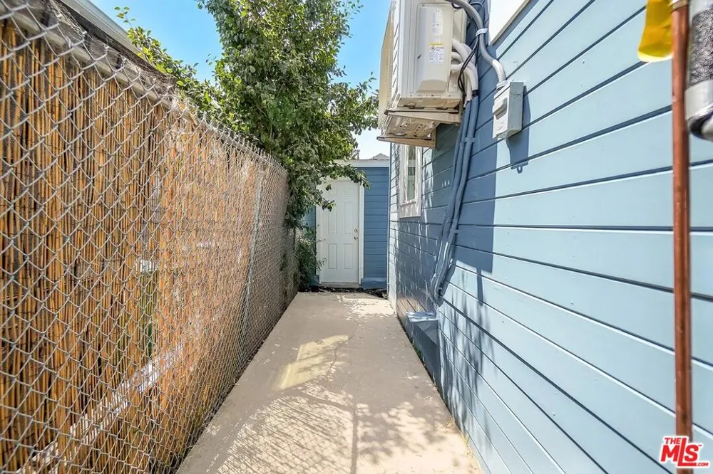 5726 Los Angeles Street Oakland, CA 94608
