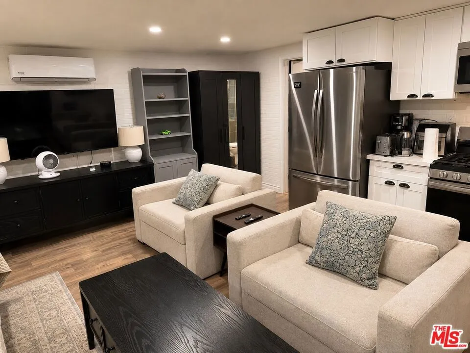 20504 Hamlin Winnetka, CA 91306