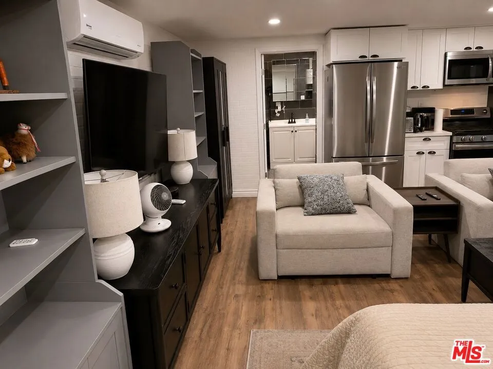 20504 Hamlin Winnetka, CA 91306