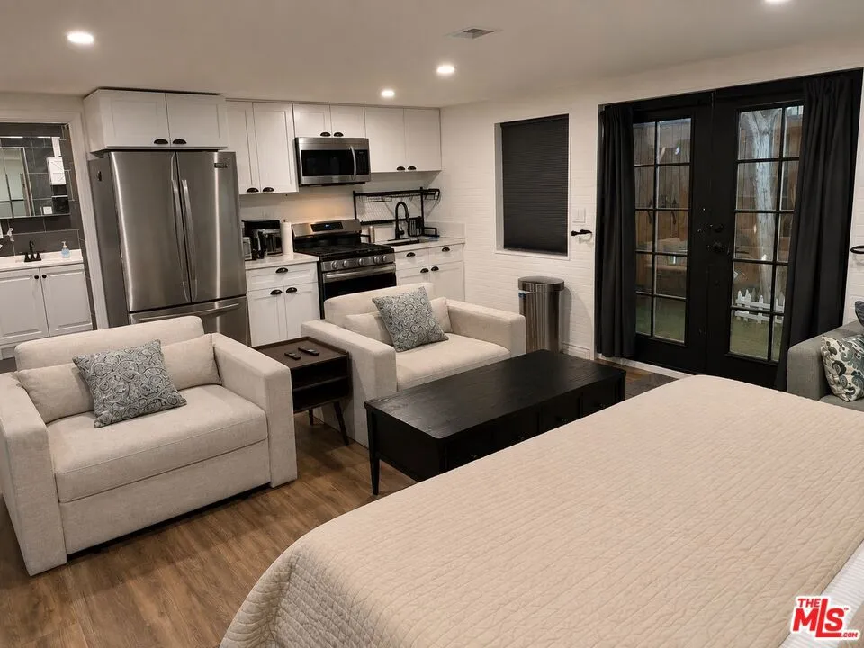20504 Hamlin Winnetka, CA 91306