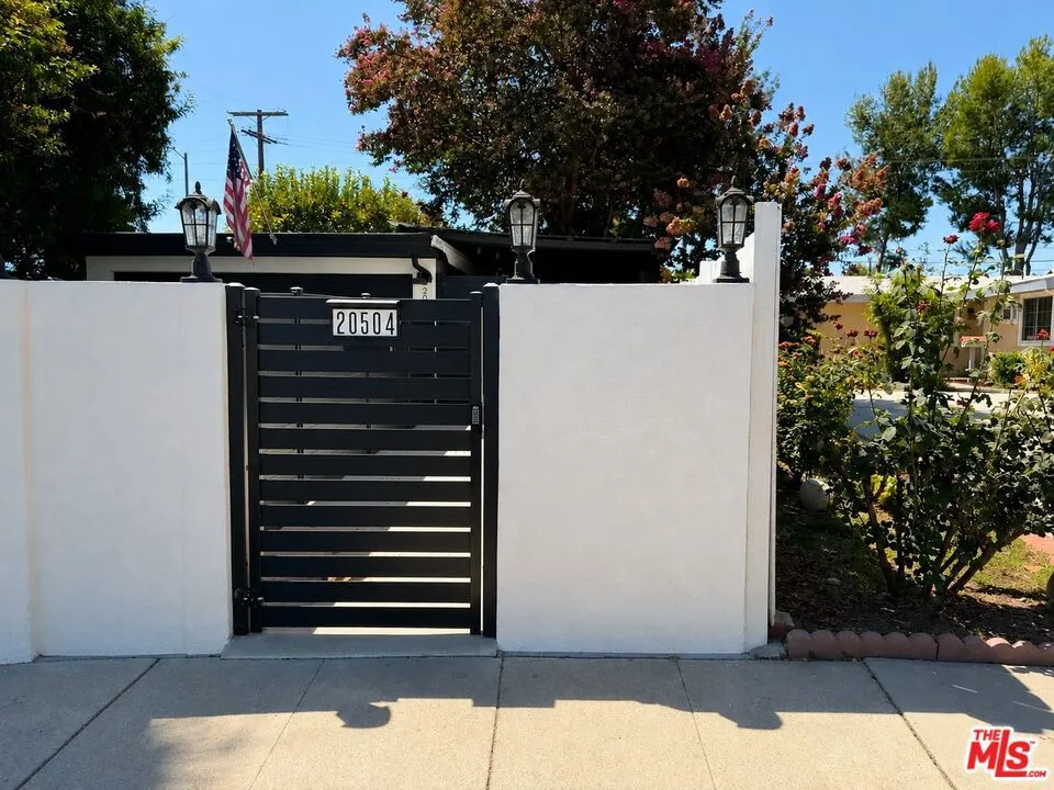 20504 Hamlin Winnetka, CA 91306