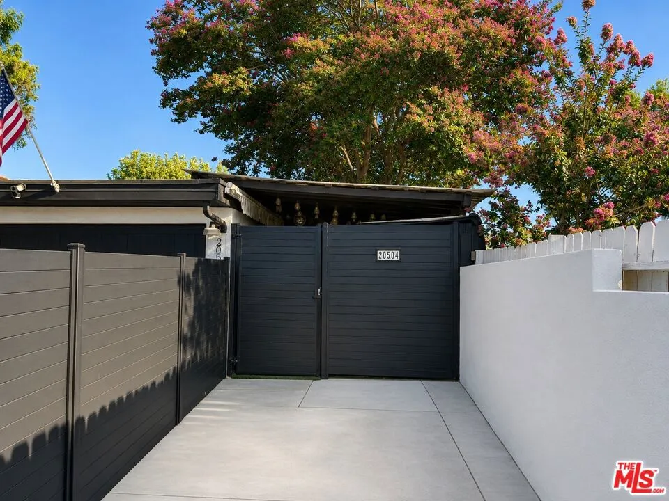 20504 Hamlin Winnetka, CA 91306
