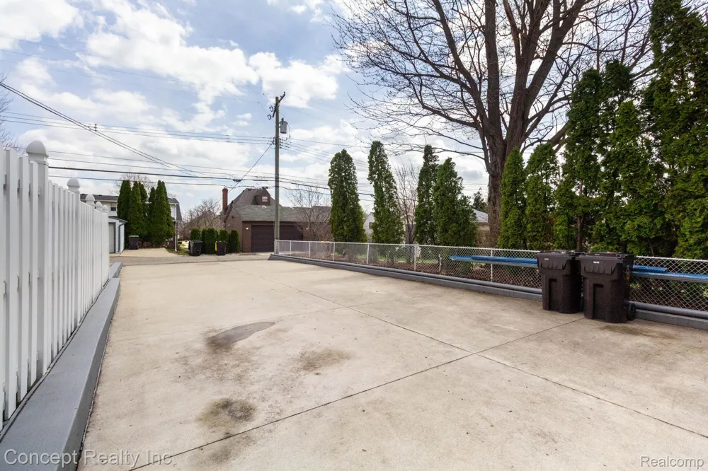 2935 W Jefferson Avenue Trenton City, MI 48183