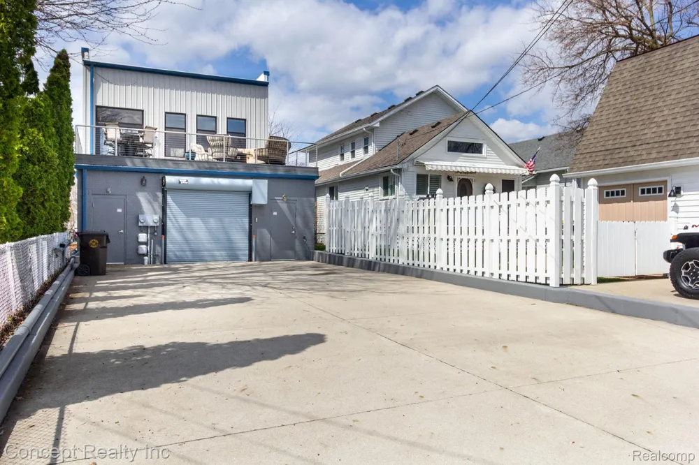 2935 W Jefferson Avenue Trenton City, MI 48183