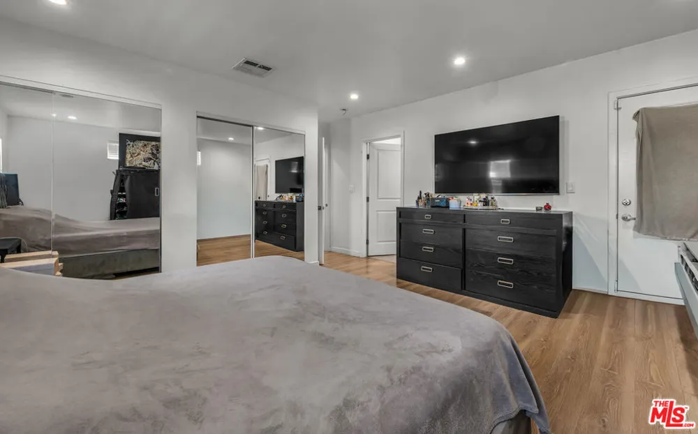 6729 Ensign Avenue Los Angeles, CA 91606