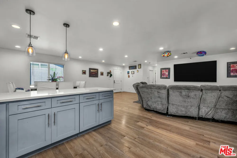 6729 Ensign Avenue Los Angeles, CA 91606