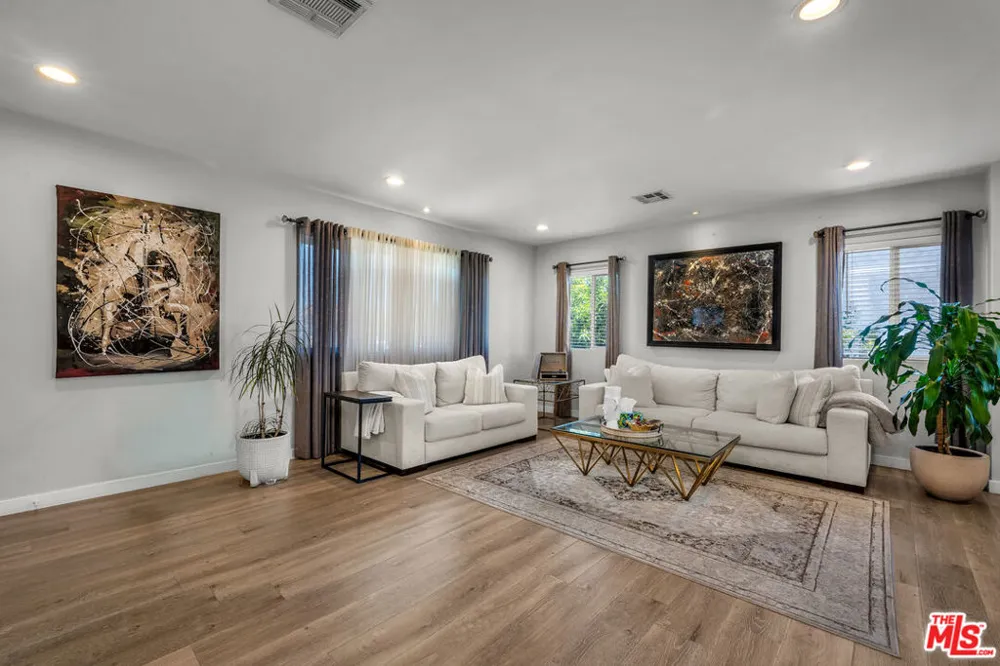 6729 Ensign Avenue Los Angeles, CA 91606