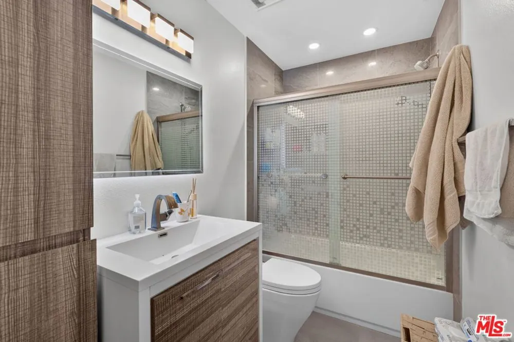 552 E Palm Avenue #C Burbank, CA 91501