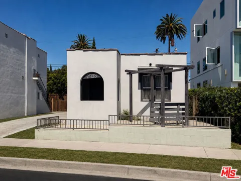 2933 S La Brea Avenue