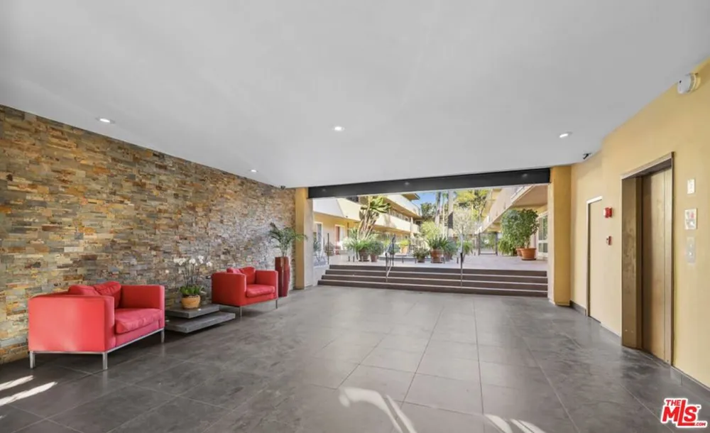 970 Palm Avenue #104 West Hollywood, CA 90069