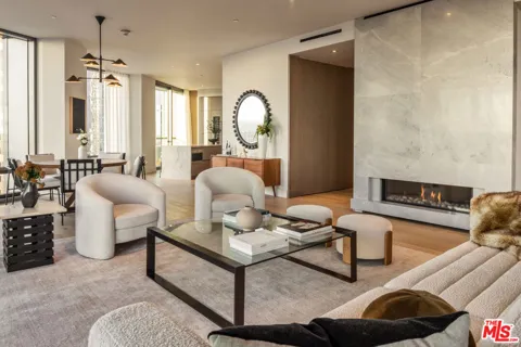 211 W Elm Court #17A