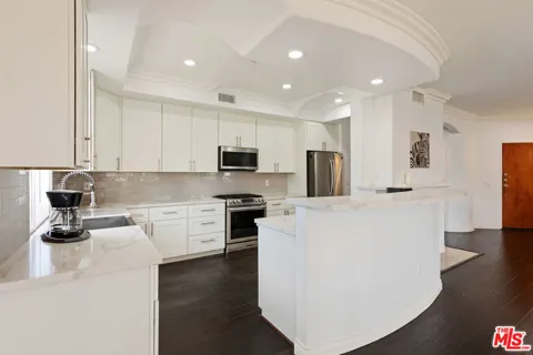1862 S Bentley Avenue #202