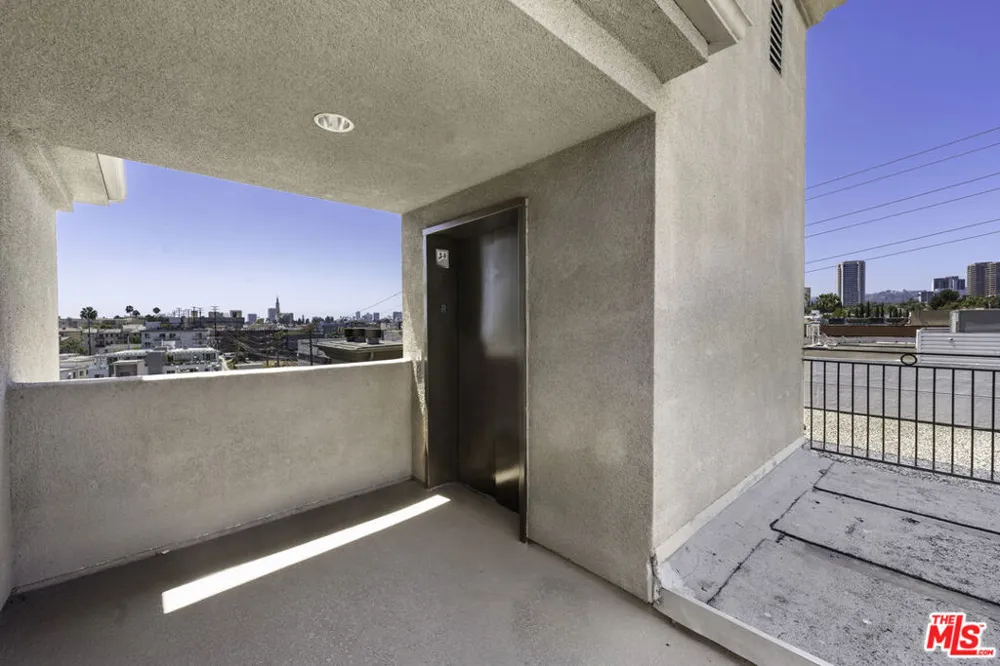 1820 Benecia Avenue #402 Los Angeles, CA 90025