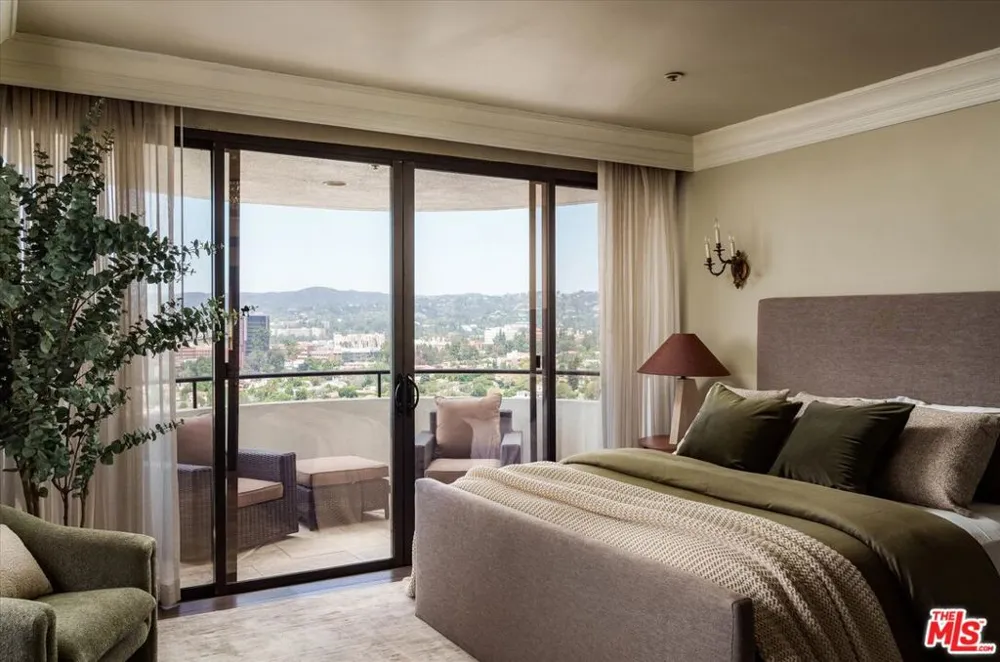 10560 Wilshire Boulevard #2003 Los Angeles, CA 90024