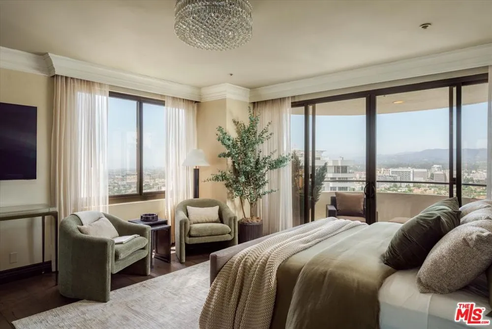 10560 Wilshire Boulevard #2003 Los Angeles, CA 90024