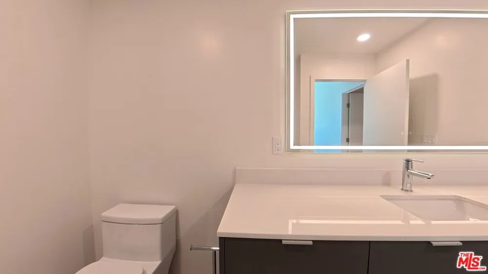5119 Colfax Avenue #203 Valley Village, CA 91601