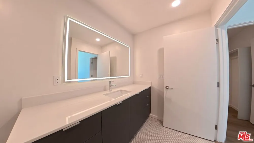 5119 Colfax Avenue #203 Valley Village, CA 91601