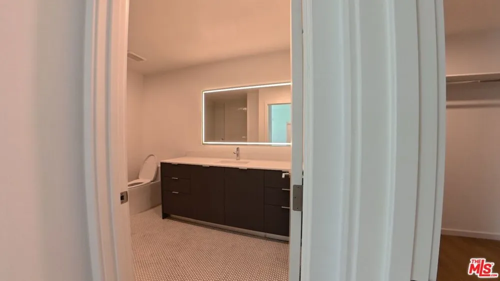 5119 Colfax Avenue #203 Valley Village, CA 91601