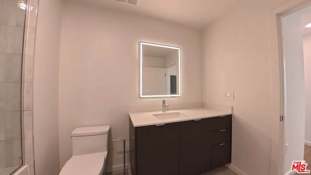 5119 Colfax Avenue #203 Valley Village, CA 91601