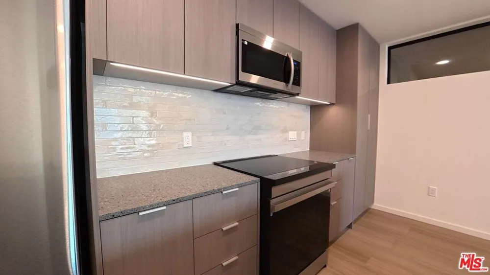 5119 Colfax Avenue #203 Valley Village, CA 91601