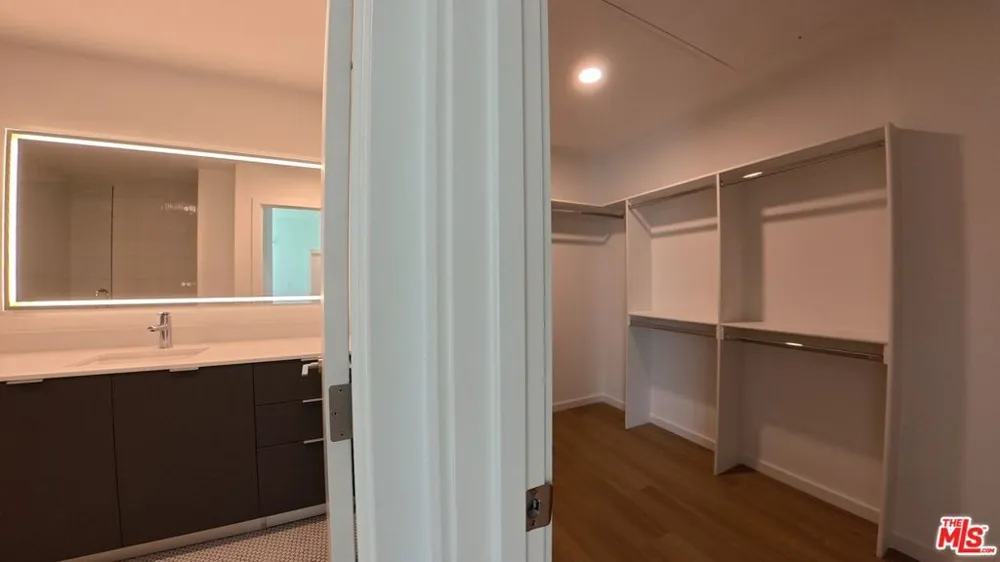 5119 Colfax Avenue #203 Valley Village, CA 91601